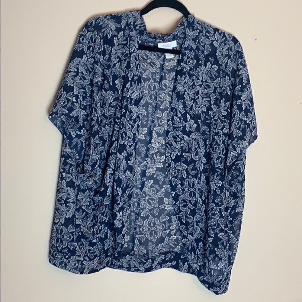 Motherhood Maternity size small. Flowing shirt D1